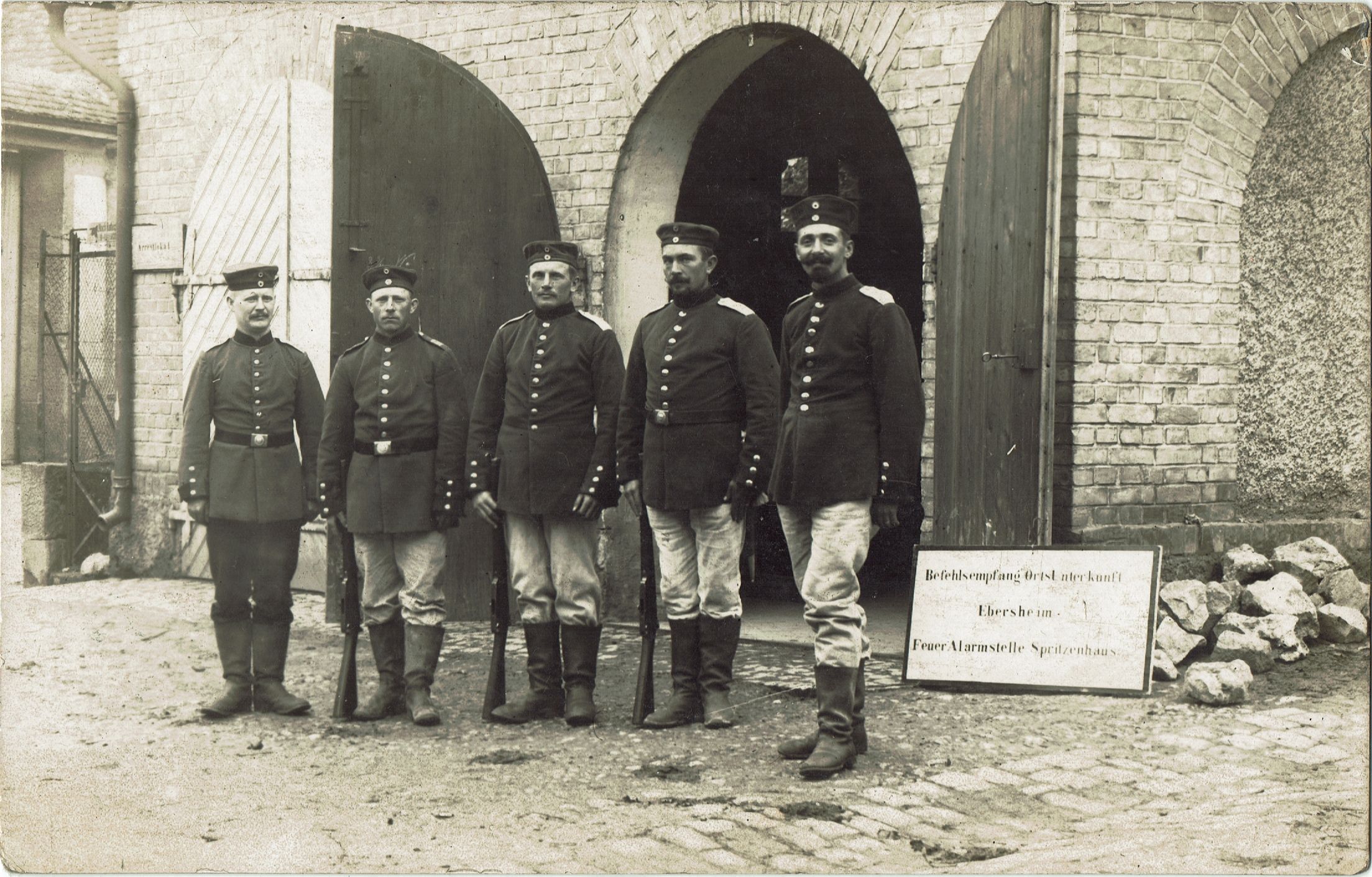 Schützenhaus mit Soldaten. AK gelaufen 1915